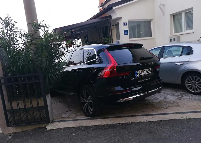 Secret Garden Apartment With Private Parking Space
